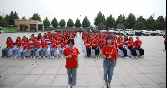做白色的牛奶，創(chuàng)紅色的企業(yè)，花花牛乳業(yè)集團(tuán)青春歌會慶祝建黨100周年