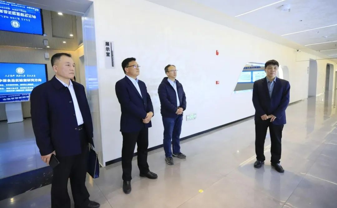 花花牛乳業(yè)集團(tuán)黨委書記、董事長唐洪峰一行赴中原食品實(shí)驗(yàn)室同中國工程院院士、中原食品實(shí)驗(yàn)室主任任發(fā)政座談交流