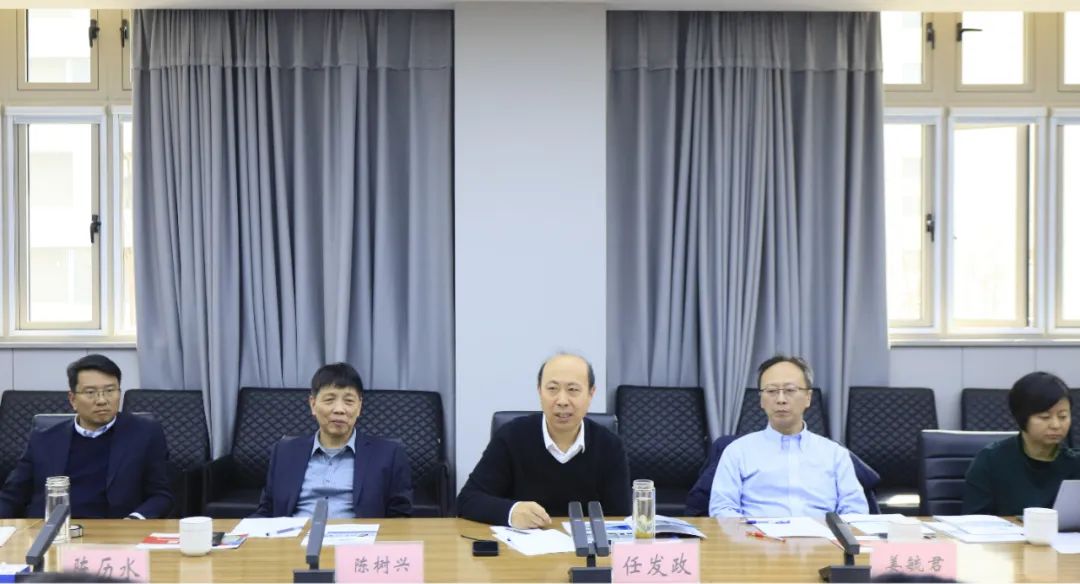 花花牛乳業(yè)集團(tuán)黨委書記、董事長唐洪峰一行赴中原食品實(shí)驗(yàn)室同中國工程院院士、中原食品實(shí)驗(yàn)室主任任發(fā)政座談交流