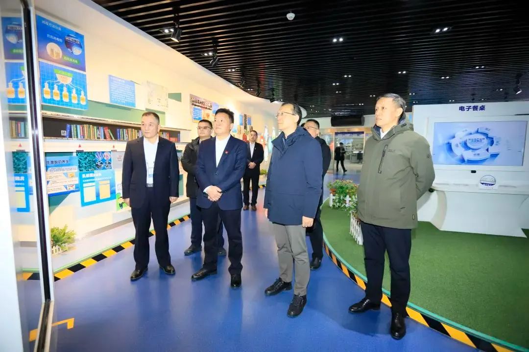 省政府國資委黨委書記、主任李濤一行到花花牛乳業(yè)集團調研