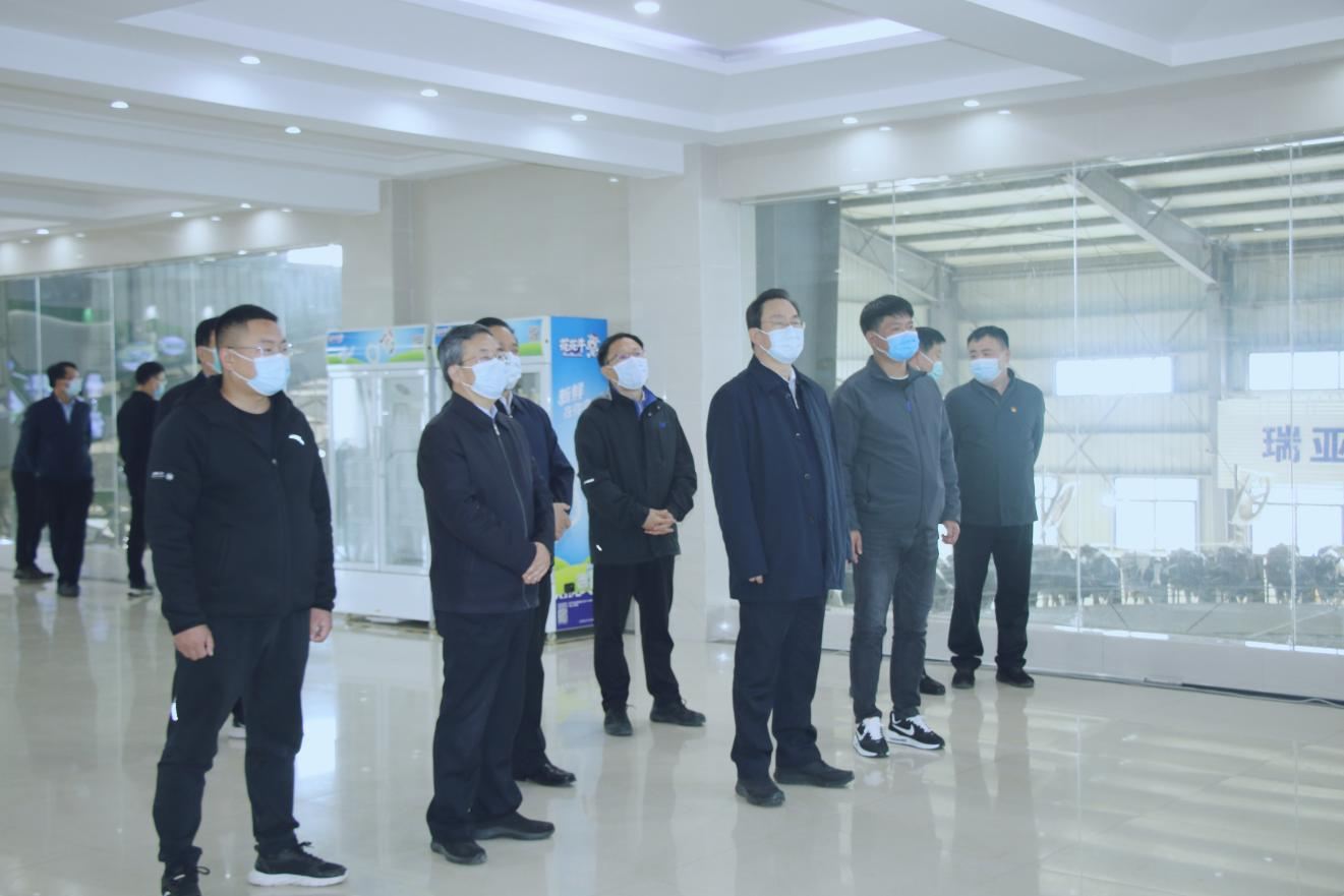 河南省人大常委會黨組書記、副主任孔昌生蒞臨花花牛魯山瑞亞牧場參觀調(diào)研