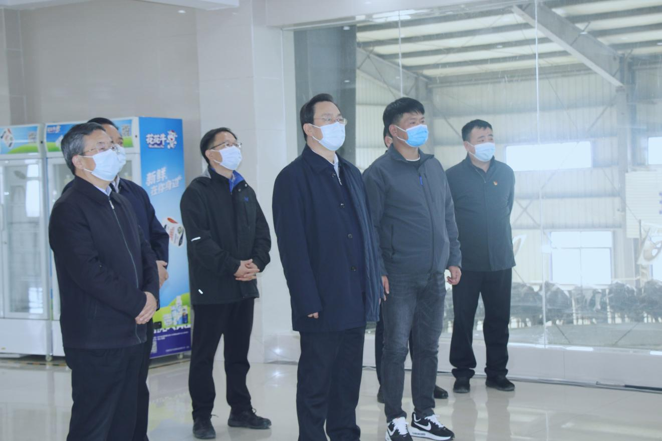 河南省人大常委會黨組書記、副主任孔昌生蒞臨花花牛魯山瑞亞牧場參觀調(diào)研