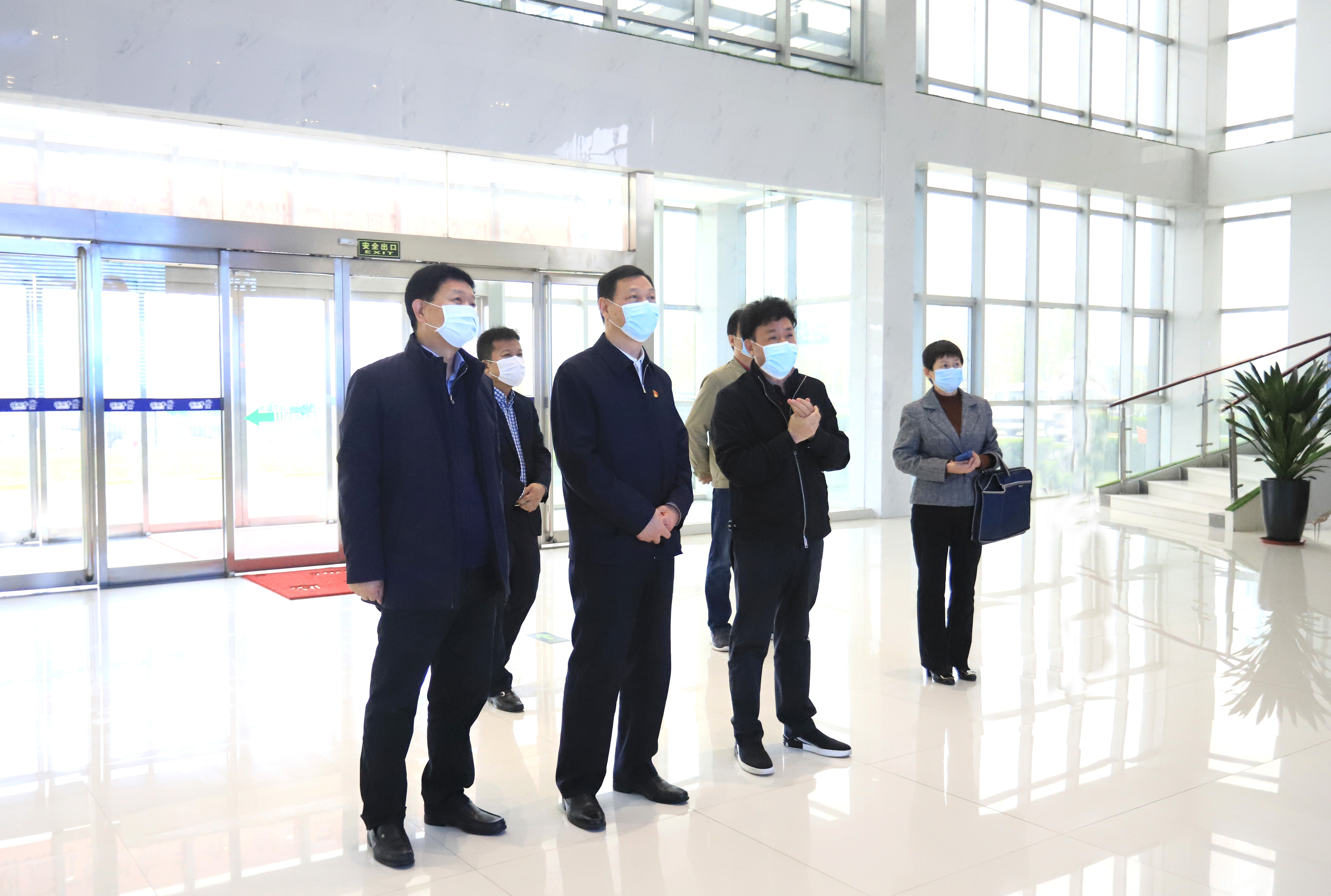 河南省委農(nóng)辦主任、農(nóng)業(yè)農(nóng)村廳廳長申延平一行調(diào)研河南花花牛乳業(yè)集團
