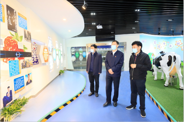 河南省委農(nóng)辦主任、農(nóng)業(yè)農(nóng)村廳廳長申延平一行調(diào)研河南花花牛乳業(yè)集團